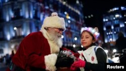 Los niños adoran a Santa Claus.