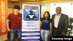 탈북자들이 영어를 배울 수 있도록 원어민과 연결해 주는 단체 TNKR(Teach North Korean Refugees)의 공동설립자인 케이시 라티그 대표(오른쪽)가 자원봉사자 제니 리 씨(가운데)와 탈북자 남학생과 함께 기념사진을 촬영했다.