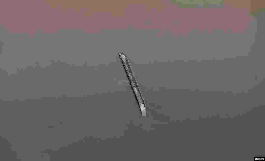 تصویر هوایی از پلی که بر اثر سیل تخریب شده &ndash; سرینگر،&zwnj;&zwnj; ۲۳ شهریور ۱۳۹۳