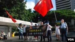 親北京團體保衛香港運動在遮打花園與毅行爭普選同場舉行抗議佔中活動 (美國之音湯惠芸拍攝)