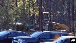 Autoridades extendieron la búsqueda de restos humanos a otras propiedades anteriores y actuales del hombre detenido por al menos siete crímenes y por haber secuestrado y mantener encadenada a una mujer durante dos meses.