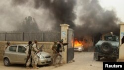 Pasukan keamanan Afghanistan tiba di lokasi serangan di provinsi Kunduz, 27 Oktober 2014 (Foto: dok). Sedikitnya 26 anggota pasukan keamanan tewas dalam serangan Selasa dini hari (5/2) di kawasan ini.