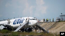 Pesawat Boeing 737-800 yang dioperasikan oleh Utair, tergelincir dari landasan pacu dan terbakar selama pendaratan di bandara internasional Sochi,  resor Laut Hitam Rusia, Sochi, Rusia, Sabtu, 1 September 2018.