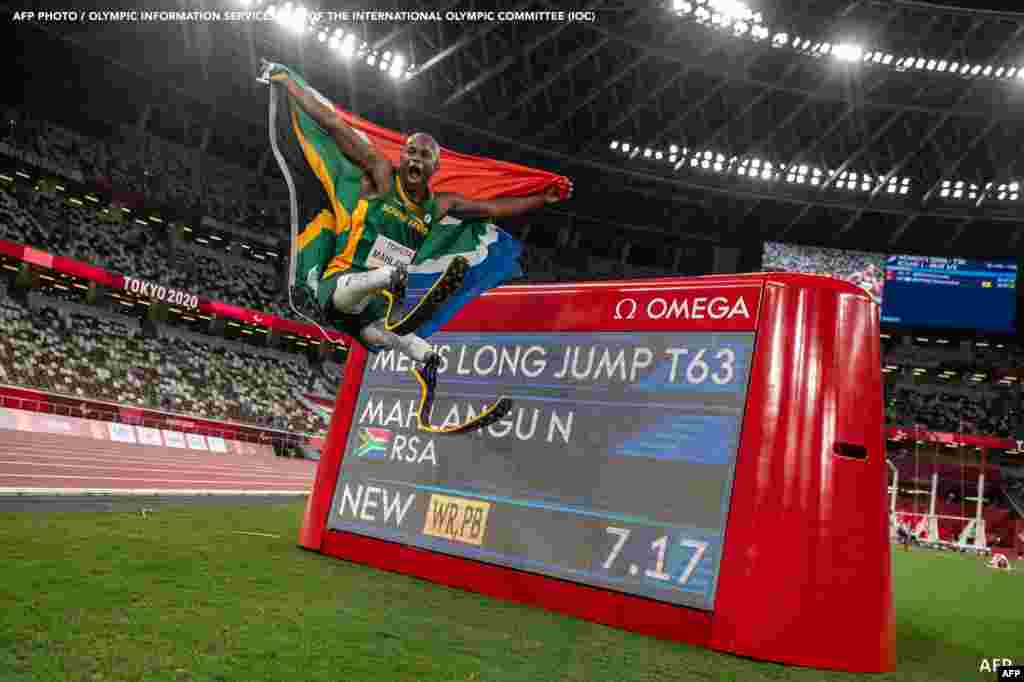 South Africa&#39;s Ntando Mahlangu celebrates after winning the men&#39;s long jump - T63 final of the Tokyo 2020 Paralympic Games at the Olympic Stadium in Tokyo on August 28, 2021. Philip FONG / AFP