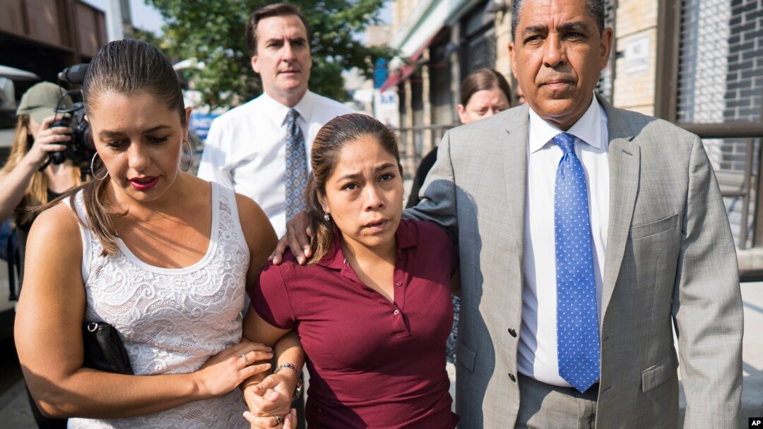 Yeni Gonzalez, tengah, seorang ibu Guatemala yang terpisah dari ketiga anaknya di perbatasan AS-Meksiko tiba untuk dipertemukan dengan anak-anaknya di New York, 3 Juli 2018.
