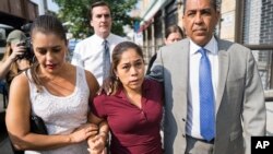 Yeni Gonzalez, tengah, seorang ibu Guatemala yang terpisah dari ketiga anaknya di perbatasan AS-Meksiko tiba untuk dipertemukan dengan anak-anaknya di New York, 3 Juli 2018.