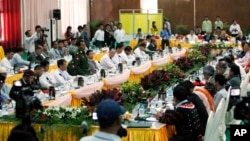Lt. Gen. Myint Soe, of Defense Ministry, left, speaks during three days of talks between government peace negotiators and the representatives of armed ethnic rebel groups, in Myitkyina, the capital of Kachin State, Burma, Nov. 4, 2013.