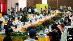 Menhan Burma Letjen. Myint Soe (kiri) memberikan sambutan dalam pembicaraan damai antara pemerintah dan perwakilan kelompok pemberontak negara itu di Myitkyina, ibukota negara bagian Kachin, Burma (4/11).