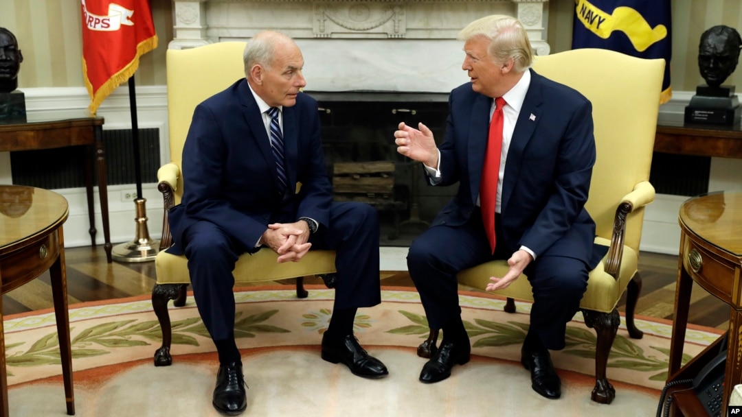 Šef kabineta Bijele kuće John Kelly razgovara s predsjednikom Donaldom Trumpom u Ovalnoj kancelariji Bijele kuće, u Washingtonu, 31. jula 2017.