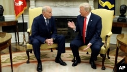 Šef kabineta Bijele kuće John Kelly razgovara s predsjednikom Donaldom Trumpom u Ovalnoj kancelariji Bijele kuće, u Washingtonu, 31. jula 2017.