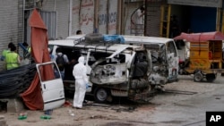 PakistanPakistani investigators examine damage vehicles at the site of suicide bombing in Lahore, Pakistan, April 5, 2017.