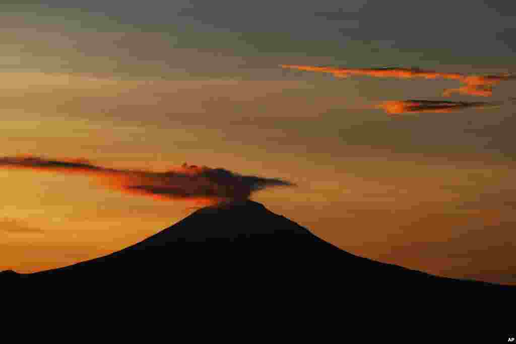 멕시코 중남부 멕시코 시티에서 포포카테페틀 화산에서 피어오르는 연기가 보인다.