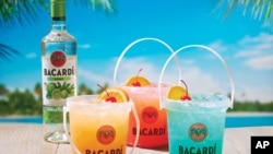 Applebee's lanza los nuevos baldes de ron Bacardí en tres sabores tropicales llenos de estilo isleño. (Foto: Business Wire).