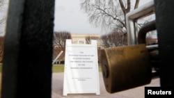 The entrance to the Smithsonian's National Gallery of Art is padlocked as a partial government shutdown continues, in Washington, U.S., Jan. 7, 2019.
