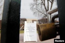 The entrance to the Smithsonian's National Gallery of Art is padlocked as a partial government shutdown continues, in Washington, U.S., Jan. 7, 2019.