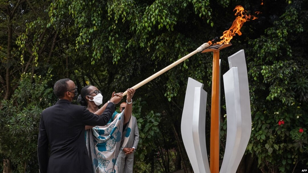 Perezida Paul Kagame na Madame Jeannette Kagame batangiza icyumweru cyo kunamira abazize jenoside yakorewe abatutsi mu Rwanda mu 19994