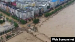 中国西北陕西省榆林市本周遭洪水袭击。 