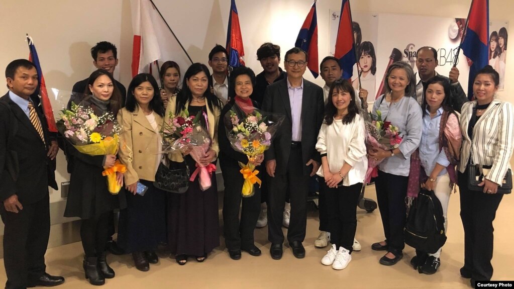 លោក សម រង្ស៊ី ថតរូប​អនុស្សាវរីយ៍​ជាមួយ​នឹង​ក្រុម​អ្នកគាំទ្រ​នៅ​ជប៉ុន ពេល​លោក​ទៅ ដល់​ទីក្រុង​តូក្យូ​កាលពី​ថ្ងៃអង្គារ ទី១០ ខែមេសា ឆ្នាំ២០១៨។ (រូបថតផ្តល់ឲ្យ)