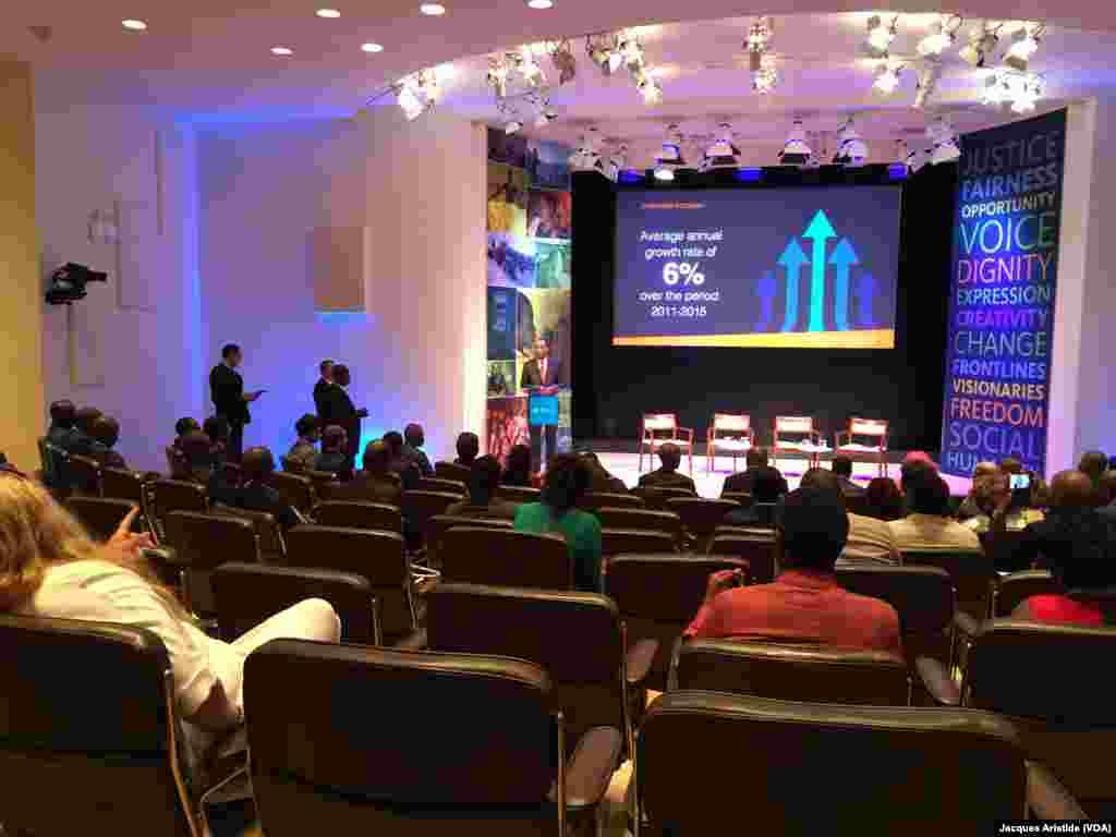 Le président Mahamadou Issoufou du Niger prononce un discours lors d’un forum sur l’investissement au Niger, à la Ford Foundation, à New York, Etats-Unis, 20 septembre 2016. VOA/Jacques Aristide