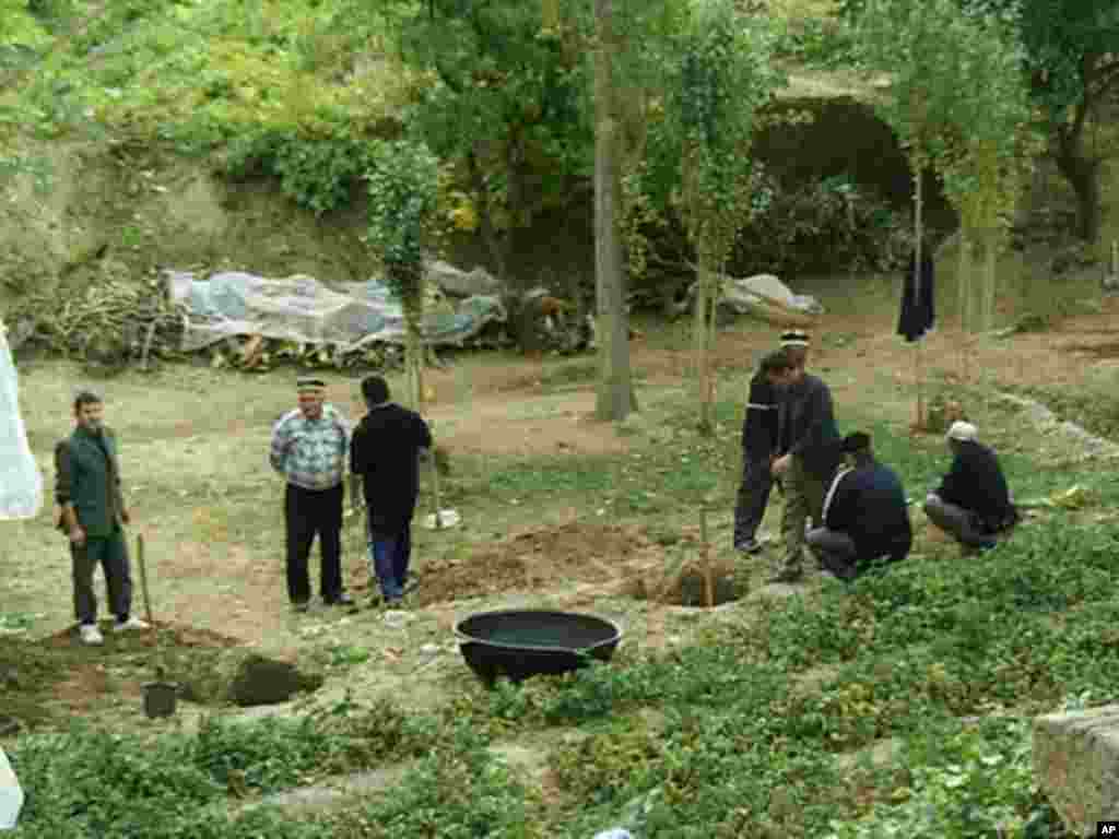 Panjakentda barlos o'zbeklari to'y uchun yer o'choq tayyorlamoqda