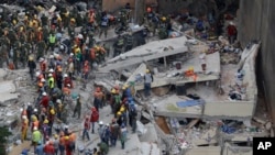 Rescue workers continue to search for people trapped inside a collapsed building in the Del Valle area of Mexico City, Sept. 20, 2017. 