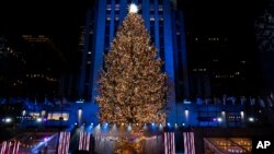 Más de 50.000 luces en el árbol de Navidad del Rockefeller Center de 75 pies de altura se iluminan en la ceremonia anual de iluminación del árbol de Navidad del Rockefeller Center, el miércoles 2 de diciembre de 2020, en Nueva York.