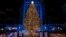 Más de 50.000 luces en el árbol de Navidad del Rockefeller Center de 75 pies de altura se iluminan en la ceremonia anual de iluminación del árbol de Navidad del Rockefeller Center, el miércoles 2 de diciembre de 2020, en Nueva York.