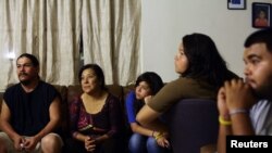 Ricardo, Alicia, María, Lizette y Edgar que emigró de México en su casa en Phoenix, Arizona. Su ilegalidad es una pesadilla diaria. Confían en la propuesta republicana que flexibiliza las condiciones.