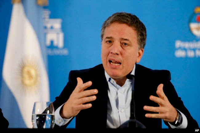 Archivo - El ministro de Economía de Argentina, Nicolás Dujovne, habla con la prensa en la Quinta de Olivos, la residencia presidencial en Buenos Aires, Argentina, el 17 de abril de 2019.