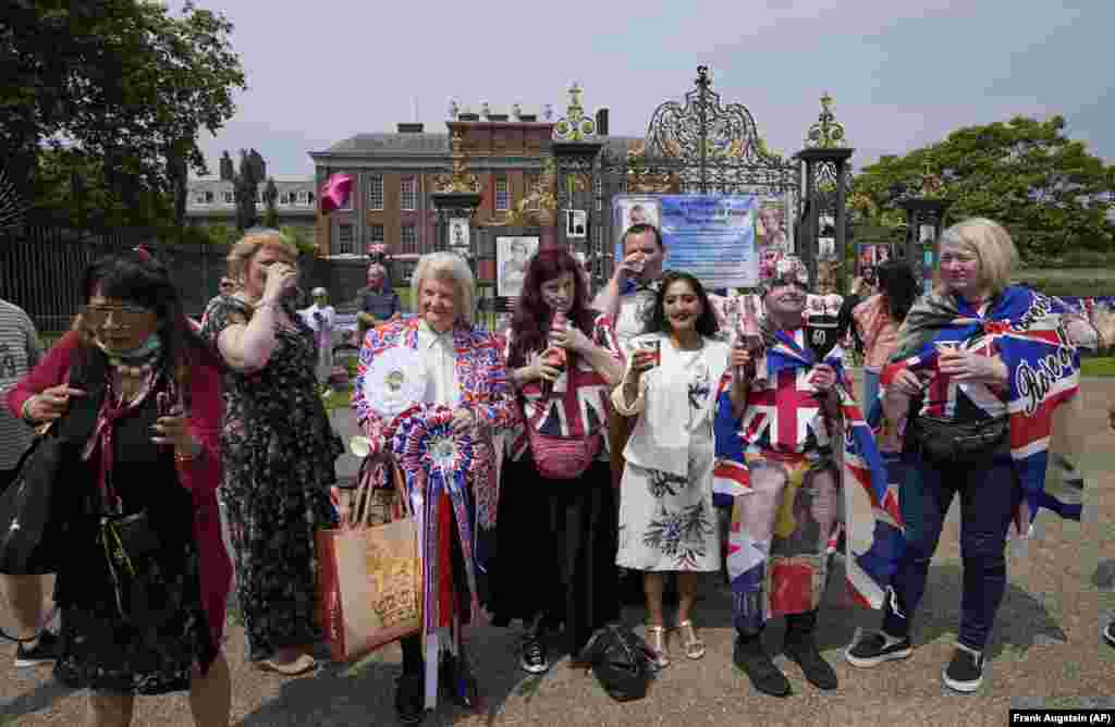 Fãs da família brindam em frente aos portões do Palácio de Kensington em Londres, para marcar o que teria sido o 60º aniversário da Princesa Diana, a 1 de Julho 2021.