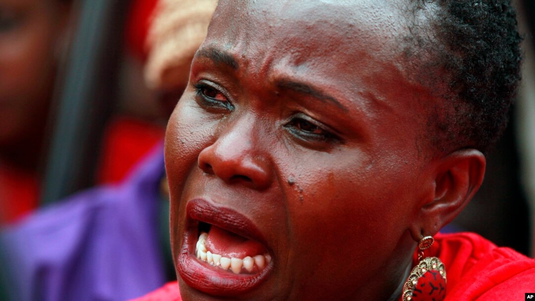 Seorang perempuan dalam demonstrasi di Abuja, Nigeria, yang mendesak pemerintah menyelamatkan lebih dari 200 anak perempuan yang diculik militan Islamis Boko Haram (6/5). (AP/Sunday Alamba)