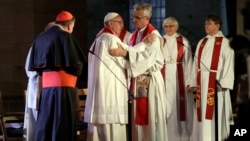 El papa Francisco abraza al secretario general de la Federación Mundial luterana, reverendo Martin Junge, durante un servicio de oración ecuménico en la catedral luterana de Lund, en Suecia. Oct. 31, 2016.