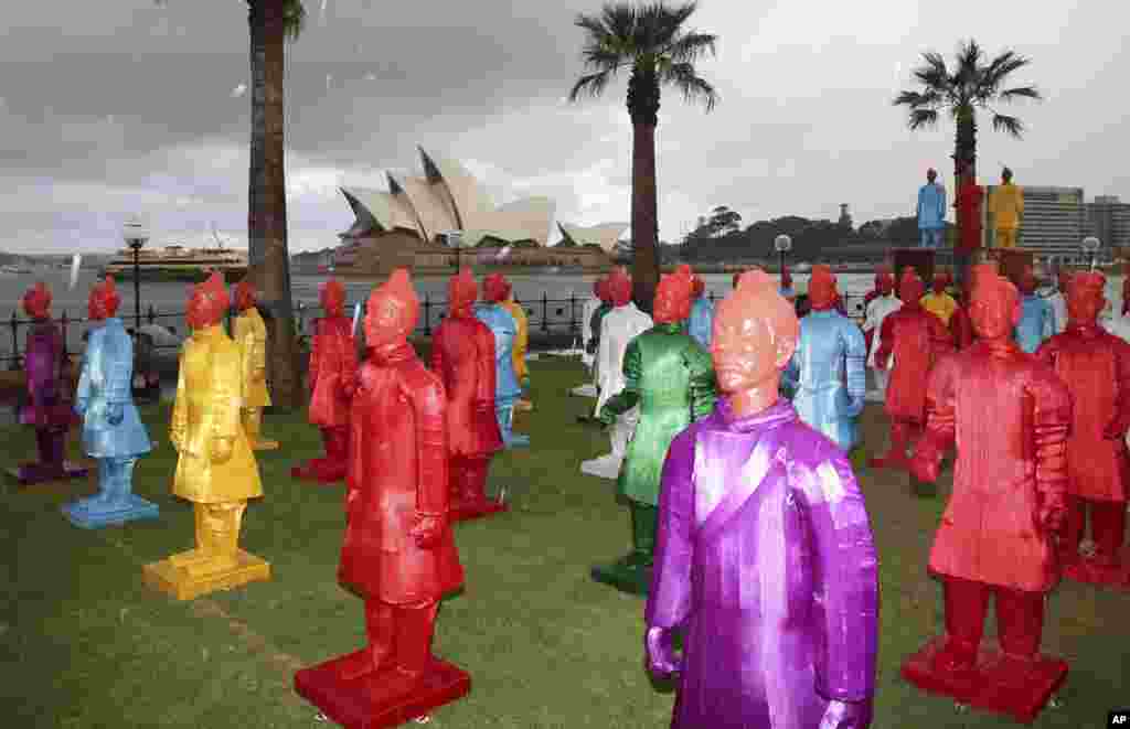 在澳大利亚悉尼举办的农历新年活动中，&ldquo;兵马俑灯笼&rdquo;在雨中展出。背景是悉尼歌剧院（2015年2月13日）。