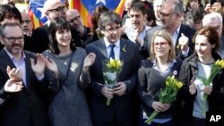  ပြန်လွတ်လာတဲ့ ကက်တလိုးနီးယား ခေါင်းဆောင် Puigdemont (အလယ်)