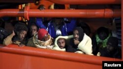 來自非洲的船民被意大利海岸警衛隊救援後被送到西西里島的一個港口。