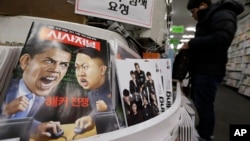 3일 오바마 미국 대통령과 김정은 북한 국방위 제1위원장의 해커 전쟁을 케리커처로 묘사한 잡지가 서울의 한 서점에 진열되어있다.
