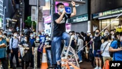 រូបឯកសារ៖ សកម្មជនហុងកុងលោក Joshua Wong ថ្លែងទៅកាន់ពលរដ្ឋហុងកុងដែលបានប្រមូលផ្តុំគ្នារំឭក​​ដល់​ការ​បង្ក្រាប​បាតុករ ​ឆ្នាំ​ ១៩៨៩ ​នៅ​ទីលាន​ Tiananmen នៅសួន Victoria ក្រុងហុងកុង កាលពីថ្ងៃទី ៤ ខែមិថុនា ឆ្នាំ ២០២០។