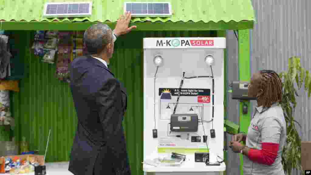 Le président Barack Obama regarde une plate-forme de paiement durant le &quot;Power Africa Innovation Fair&quot;, Nairobi, 25 juillet 2015.