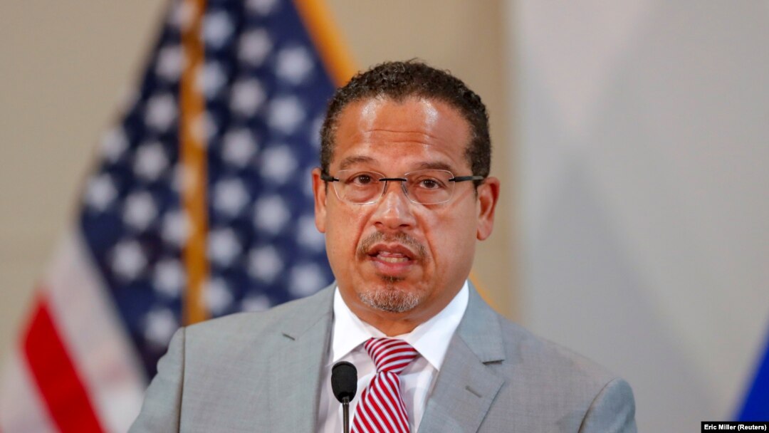 Jaksa Agung Minnesota Keith Ellison mengumumkan tuntutan baru terhadap polisi Derek Chauvin dan tiga mantan petugas kepolisian lainnya yang terlibat kasus kematian pria Afrika-Amerika, George Floyd, saat dalam pengawasan polisi, di St. Paul, Minnesota, 3 Juni 2020. 