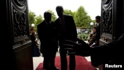 Menteri Luar Negeri AS dan Menlu Perancis Laurent Fabius tiba di konferensi pers di Kementerian Luar Negeri Perancis, Paris, Sabtu (7/9).