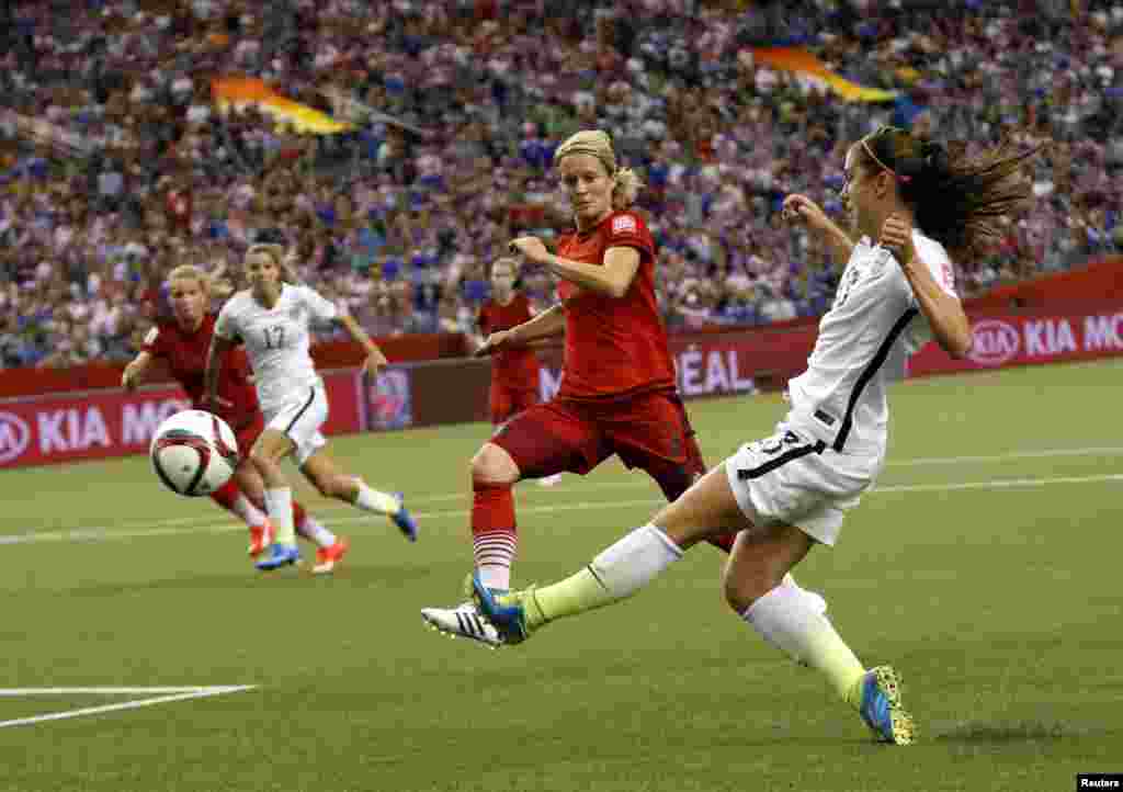 L’attaquante américaine Alex Morgan (13) tente une percée contre la défenseuse allemande Saskia Bartusiak (3) au cours de la première moitié de la demi-finale de la Coupe du Monde/Dames 2015 de la FIFA au Stade olympique, le 30 juin 2015 à Montréal, Québe