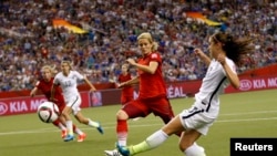 L’attaquante américaine Alex Morgan (13) tente une percée contre la défenseuse allemande Saskia Bartusiak (3) au cours de la première moitié de la demi-finale de la Coupe du Monde/Dames 2015 de la FIFA au Stade olympique, le 30 juin 2015 à Montréal, Québe