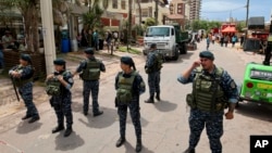 La policía bloquea una calle que conduce al Hotel Dubrovnik, donde bomberos y rescatistas trabajan para encontrar sobrevivientes luego del derrumbe del hotel, en Villa Gesell, Argentina, el martes 29 de octubre de 2024. (Foto AP/Christian Heit).