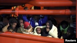 Des migrants dans le port sicilien de Pozzallo, 4 mai 2015.