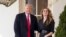Hdope Hicks posa junto al presidente Trump en su último día como Directora de Comunicaciones de la Casa Blanca, en marzo del 2018. Hicks laborará ahora para Jared Kushner, yerno y asesor de Trump. Foto AP