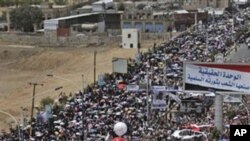 به‌ هه‌زاران خۆپـیشـانده‌ری دژه‌ حکومه‌ت ڕژاونه‌ته‌ سه‌ر شه‌قامه‌کانی سه‌نعای پایته‌ختی یه‌مه‌ن، یه‌کشه‌ممه‌ 22 ی پـێـنجی 2011