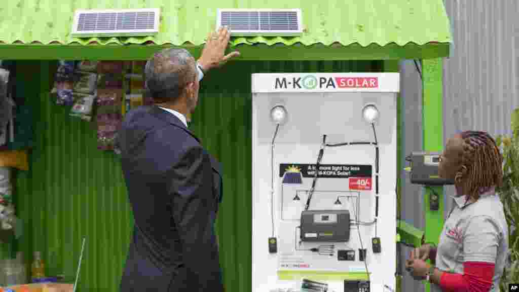 Rais Barack Obama anaangalia maonyesho ya nishati ya jua alipotembelea Power Africa Innovation Fair, Jumamosi, Julai 25, 2015, mjini Nairobi. Ziara ya Obama nchini Kenya imelenga kwenye masuala ya biashara na uchumi, pamoja na usalama na ushirikiano wa kukabiliana na ugaidi.