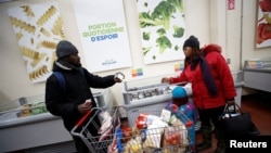 Des demandeurs d'asile nigérians dans un magasin d'alimentation de Montréal, Québec, Canada, le 13 février 2018.