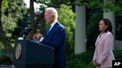 Predsjednik Joe Biden, u prisustvu potpredsjednice Kamale Harris, govori prije potpisivanja ukaza o dodjeljivanju Kongresnog zlatnog odlikovanja pripadnicima snaga reda koji su štitili članove Kongresa tokom napada na Kapitol 6. januara, 5. avgusta 2021.