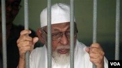 Ulama radikal Indonesia, Abu Bakar Bashir berbicara kepada wartawan dari balik penjara di Jakarta (foto: dok.)